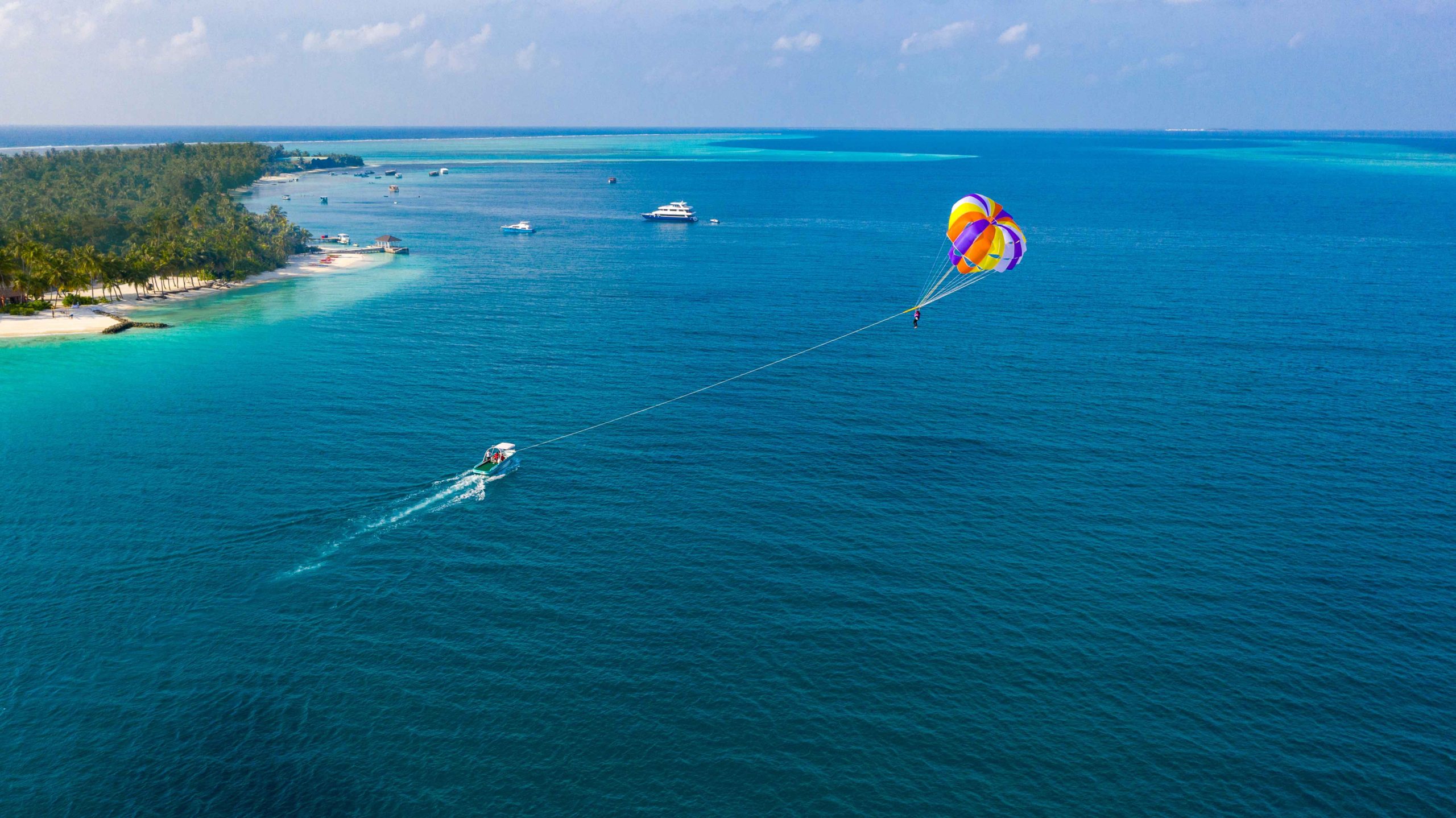 Parasailing - Fiyavalhu Resort Maldives